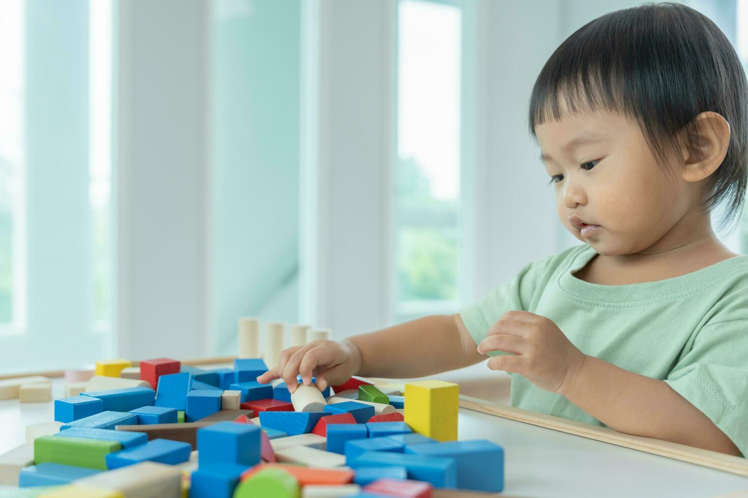 gelukkig Azië kinderen Speel en leren speelgoed- blokken.familie is gelukkig en opgewonden in de huis. dochter hebben pret uitgeven tijd, werkzaamheid, ontwikkeling, iq, gelijk, meditatie, brein, spieren, essentieel vaardigheden. foto