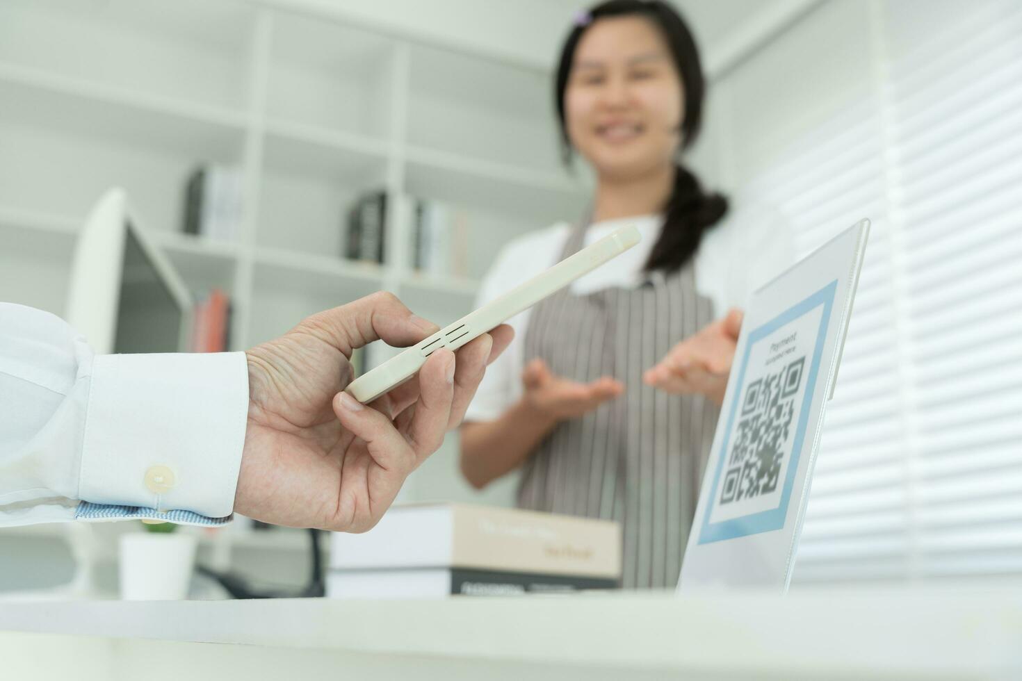 klant gebruik smartphones naar scannen qr codes naar betalen in de winkel met digitaal betalingen zonder contant geld. scannen krijgen kortingen. e portemonnee, technologie, online betaling, bank app, slim stad, geld overdracht. foto