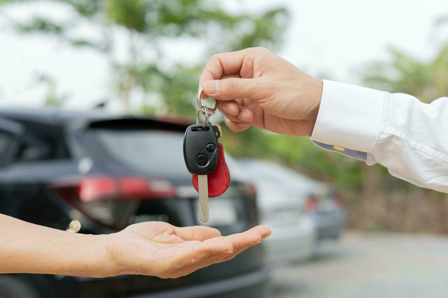 huren, verhuur auto, verkopen, kopen. handel manager sturen auto sleutels naar de nieuw baasje. verkoop, lening credit financieel, huur voertuig, verzekering, huren, verkoper, handelaar, afbetaling, auto zorg bedrijf foto