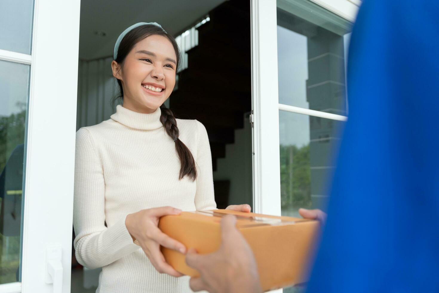 gelukkig glimlachen vrouw ontvangt dozen pakket van koerier in voorkant huis. levering Mens sturen leveren uitdrukken. online winkelen, papier containers, afhalen, postbode, levering onderhoud, pakketjes foto