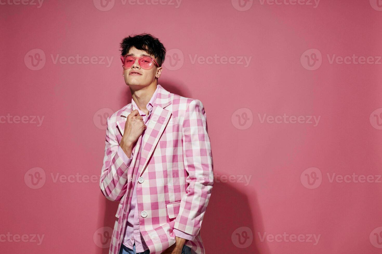 mooi Mens zelf vertrouwen roze plaid blazer mode poseren geïsoleerd achtergrond ongewijzigd foto