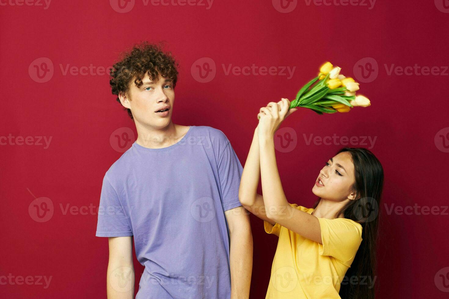 schattig jong paar een boeket van geel bloemen gebaseerd vriendschap achtergrond ongewijzigd foto