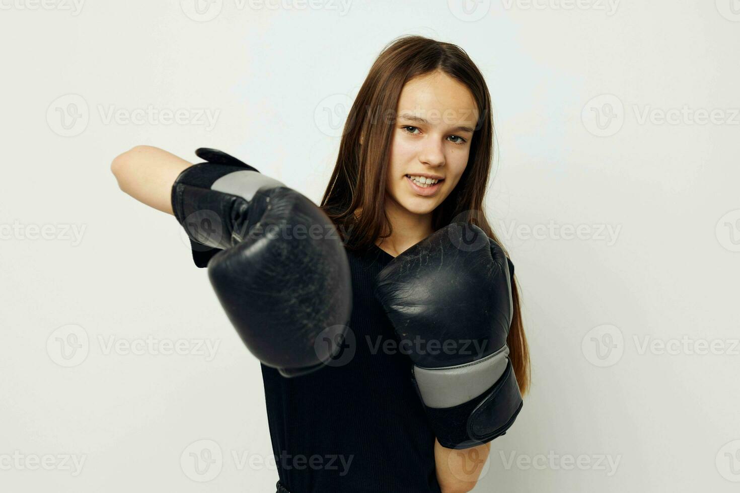 jong mooi vrouw in zwart sport- uniform boksen handschoenen poseren geïsoleerd achtergrond foto