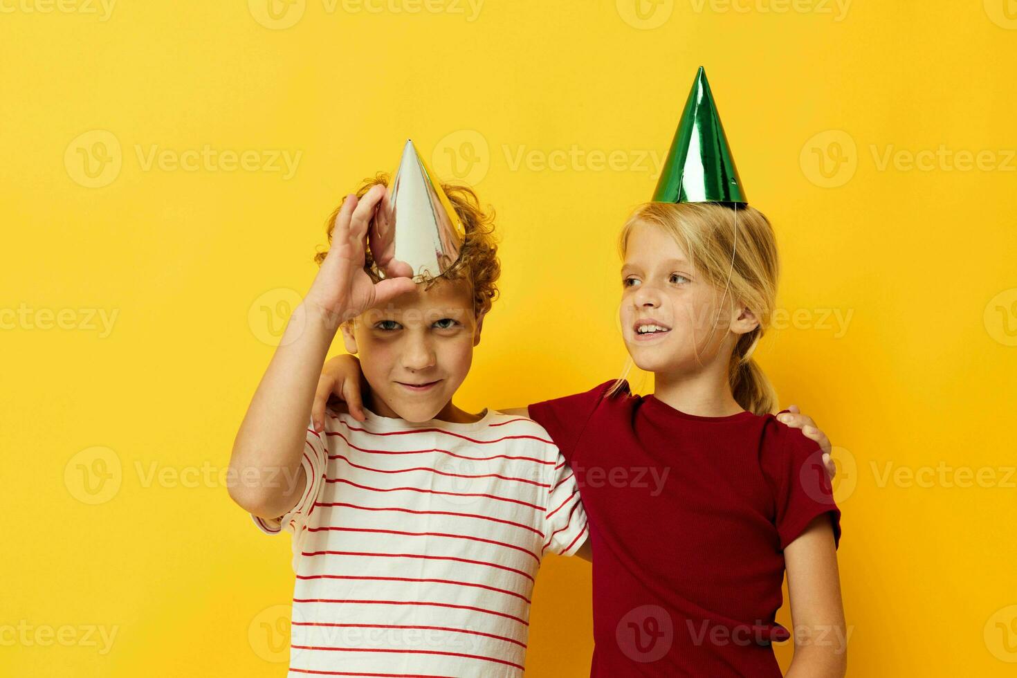 twee blij kinderen pret verjaardag vakantie emoties geïsoleerd achtergrond foto