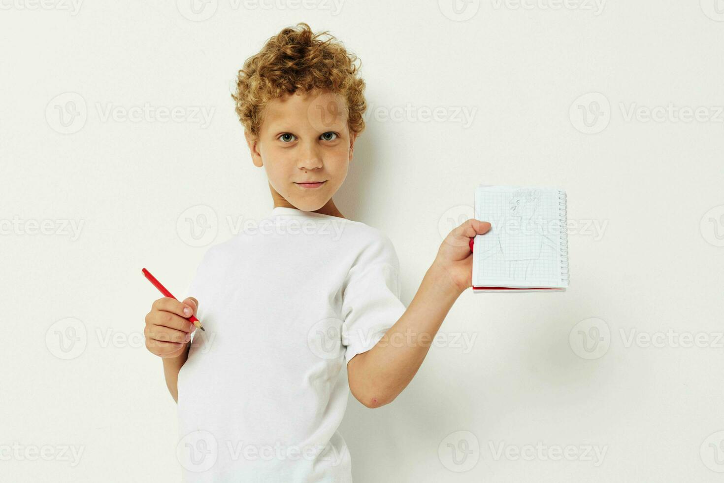 jongen trekt met potlood in notitieboekje vermaak studio foto