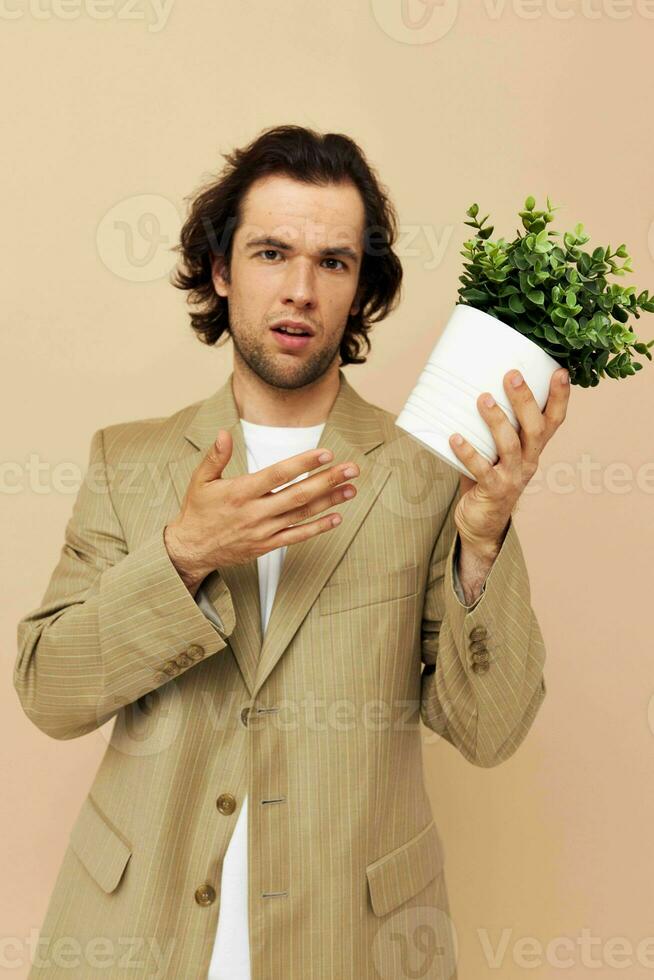 knap Mens met een bloem pot in zijn handen klassiek stijl geïsoleerd achtergrond foto