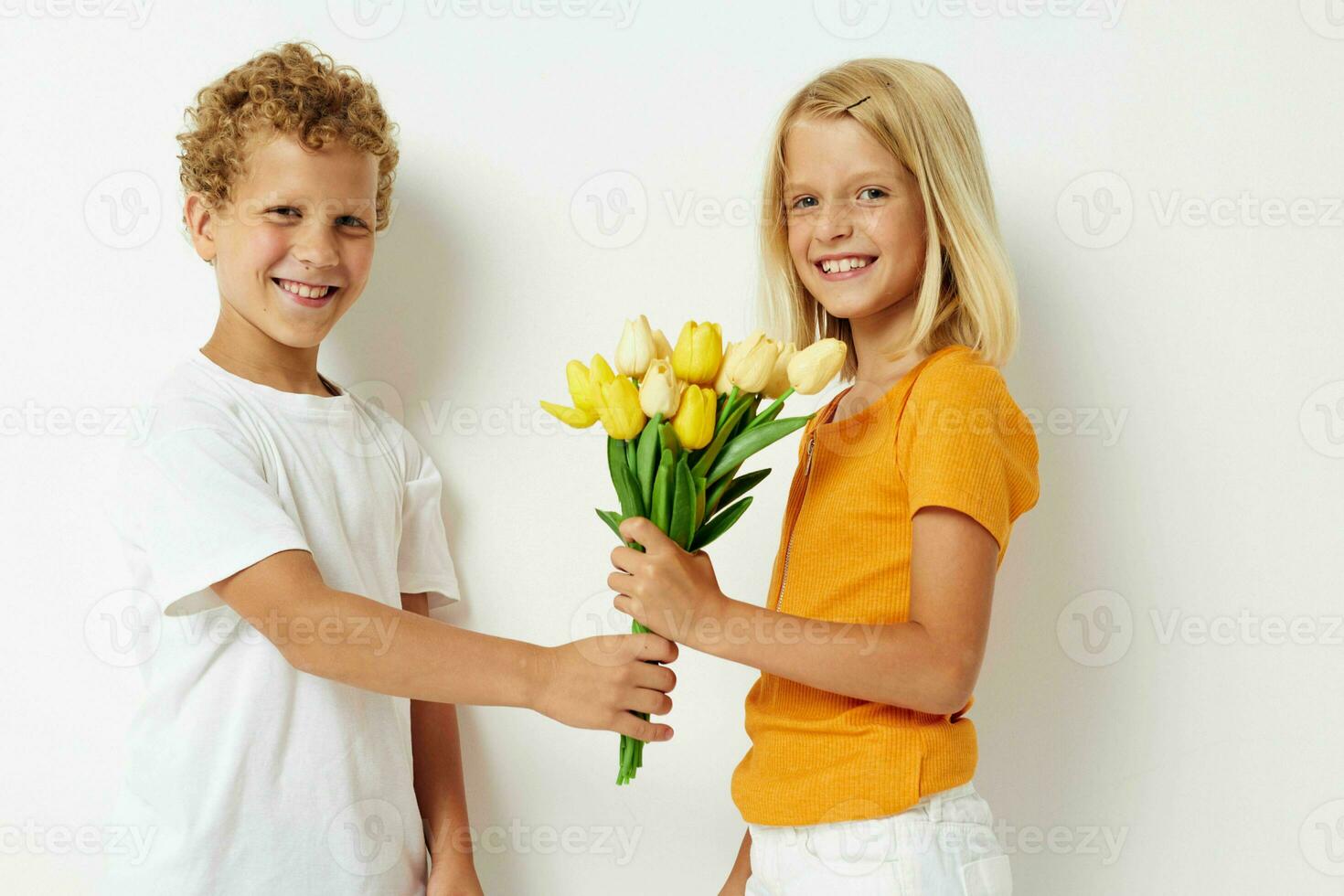 schattig peuter- kinderen met een boeket van bloemen geschenk verjaardag vakantie kinderjaren licht achtergrond foto