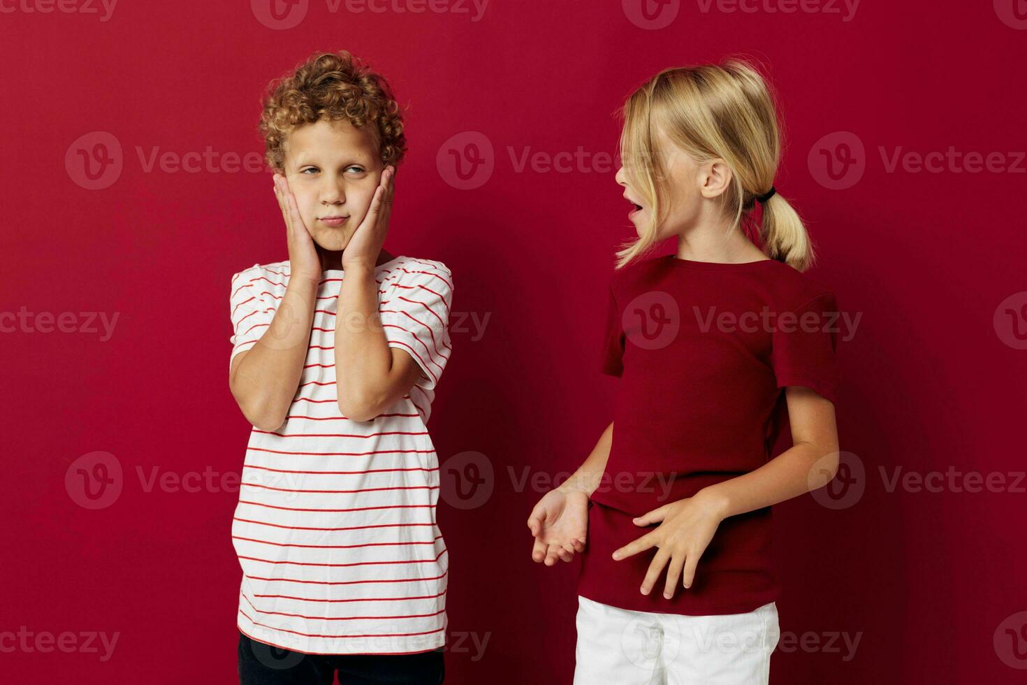 afbeelding van positief jongen en meisje pret kinderjaren vermaak Aan gekleurde achtergrond foto