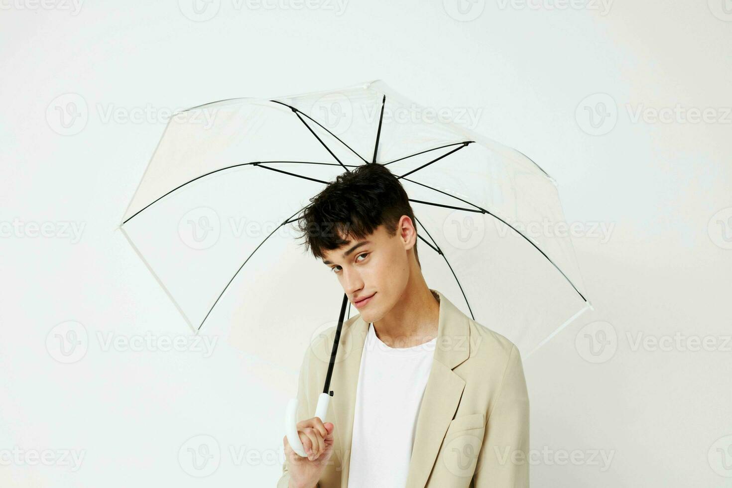 knap vent transparant paraplu een Mens in een licht jasje geïsoleerd achtergrond ongewijzigd foto