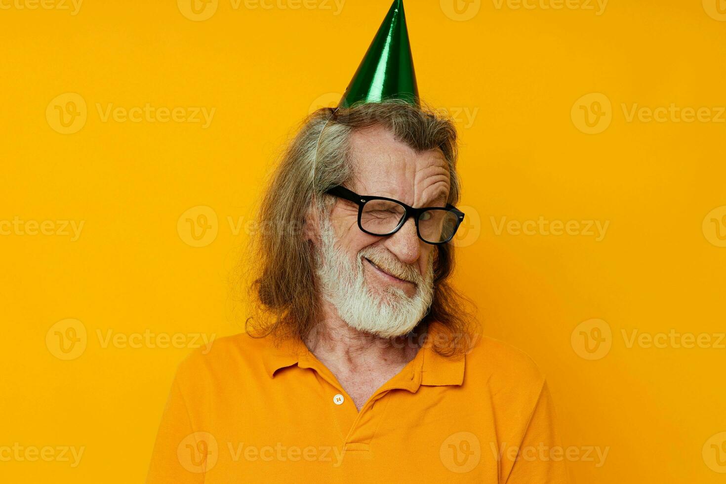 portret van gelukkig senior Mens pret verjaardag pet Aan de hoofd monochroom schot foto