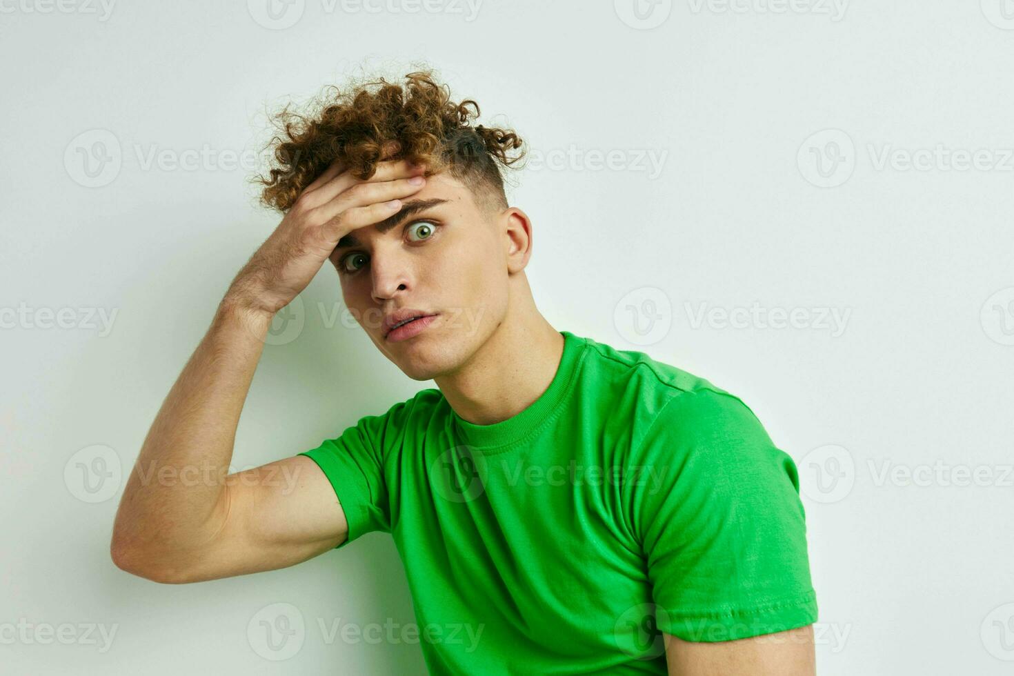 aantrekkelijk Mens in groen t-shirts emoties poseren geïsoleerd achtergrond foto