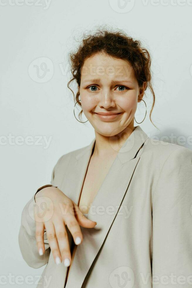 portret van een jong vrouw in een licht klassiek pak hand- gebaar geïsoleerd achtergronden ongewijzigd foto