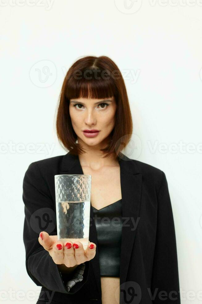 foto mooi vrouw zwart jasje transparant glas met water levensstijl ongewijzigd