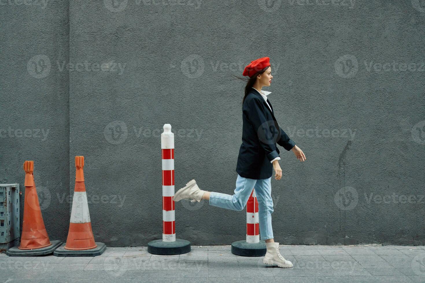 mode vrouw rennen naar beneden de straat in voorkant van de stad toerist in elegant kleren met rood lippen en rood baret, reis, filmische kleur, retro wijnoogst stijl, laat naar werk, rennen. foto