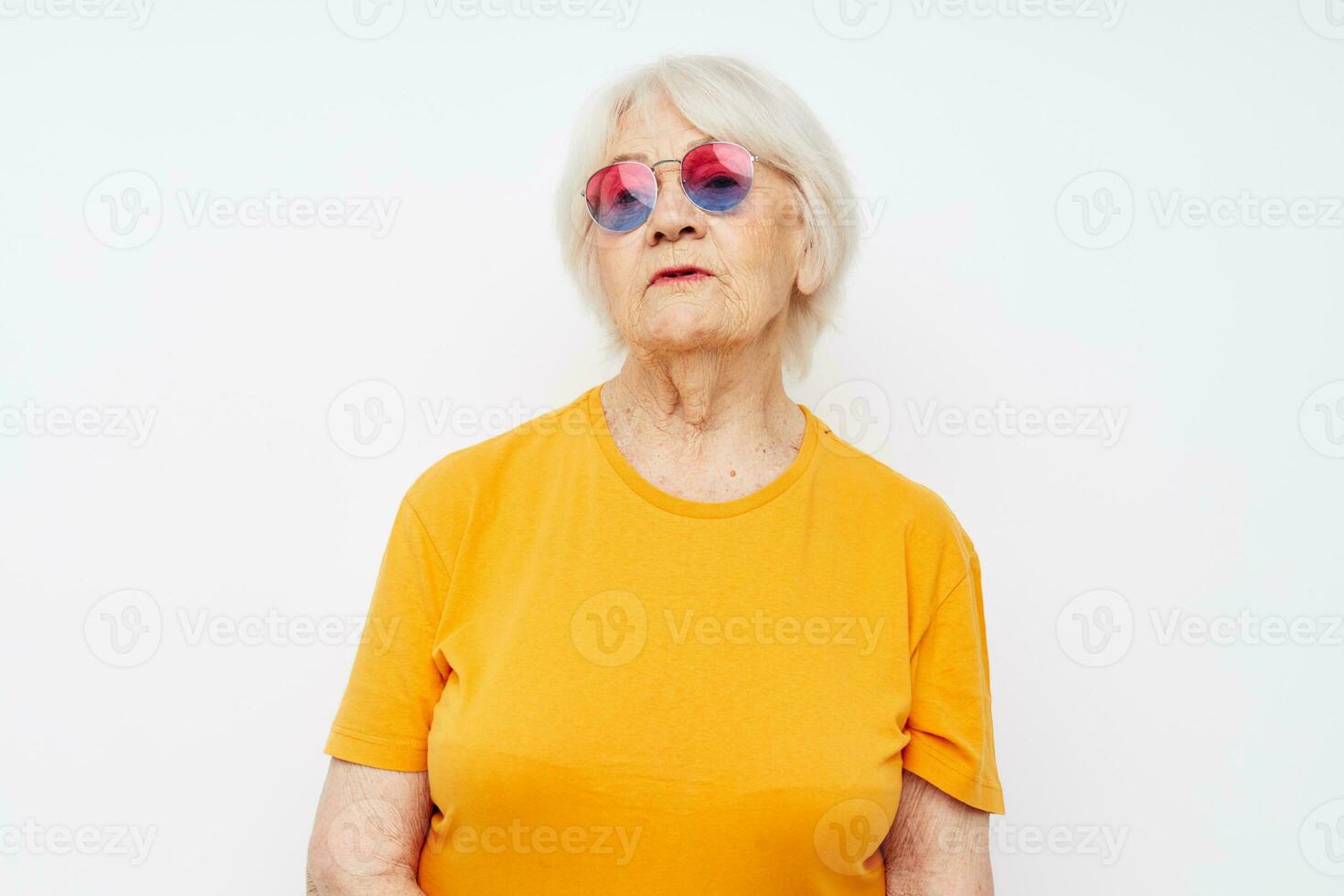 foto van gepensioneerd oud dame in modieus bril hand- gebaren geïsoleerd achtergrond