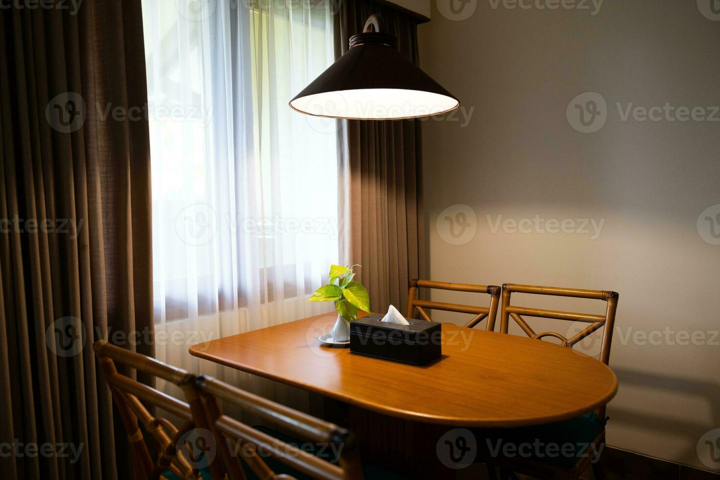 donker huis interieur met hout dining tafel lit door lamp, avond licht voor diner. foto