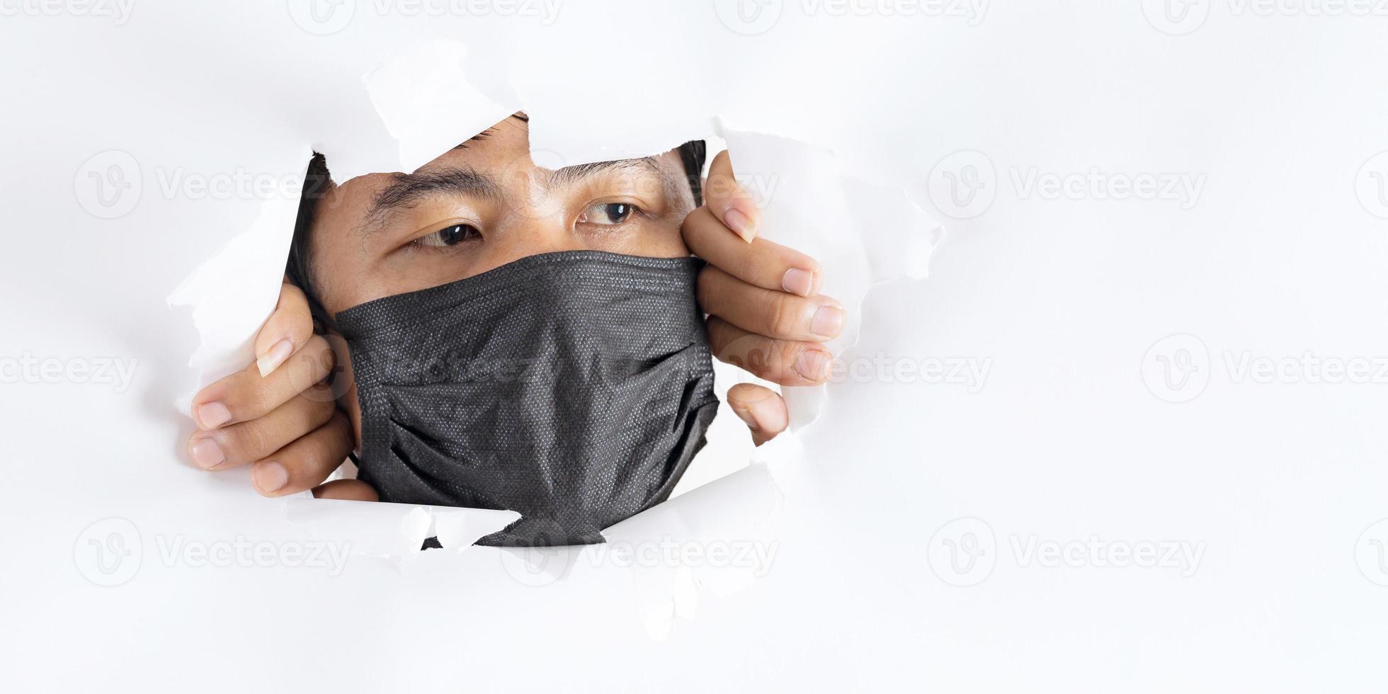 close-up portret van man met bescherming gezichtsmasker tegen coronavirus foto