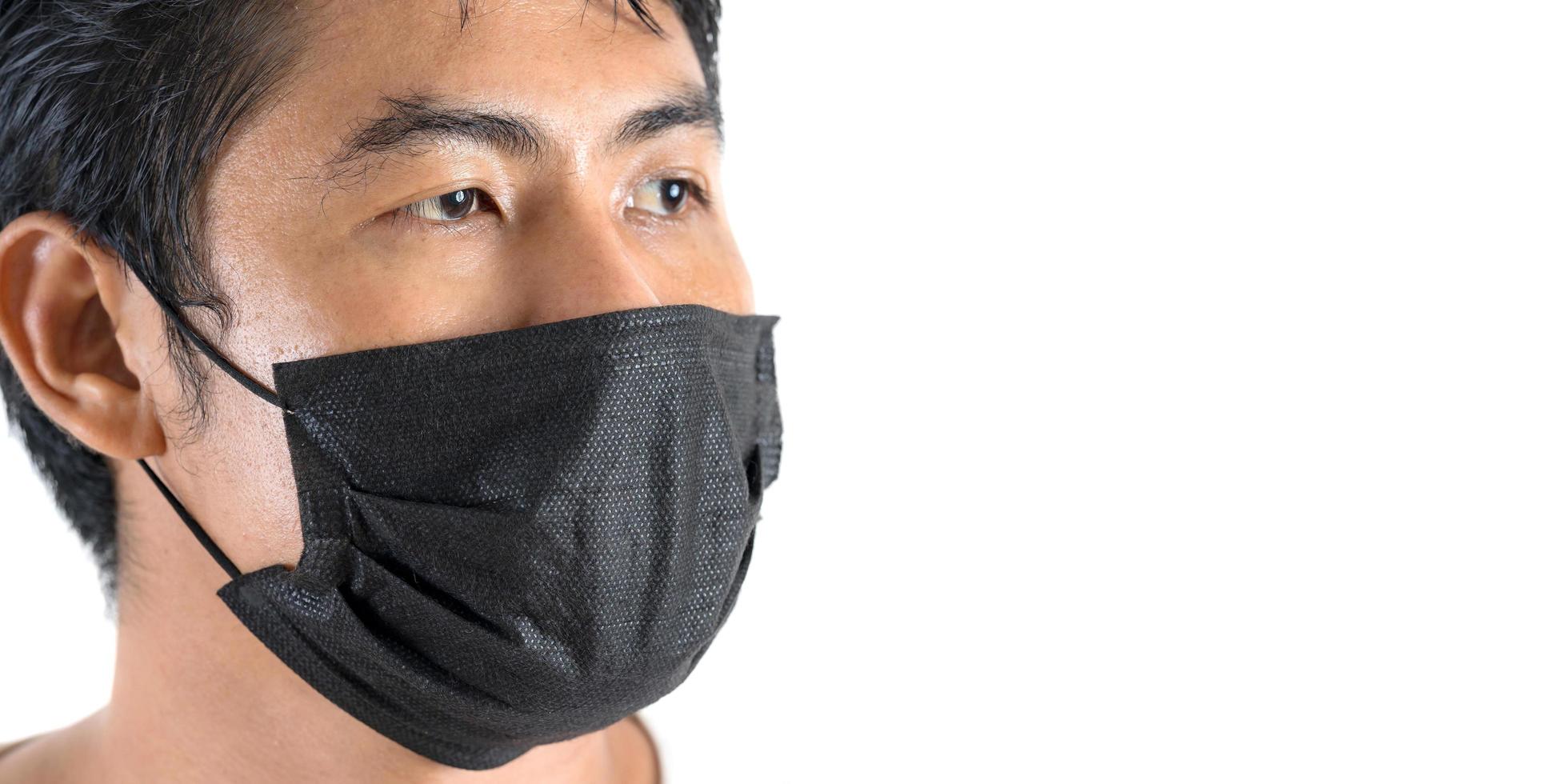 close-up portret van man met bescherming gezichtsmasker tegen coronavirus foto