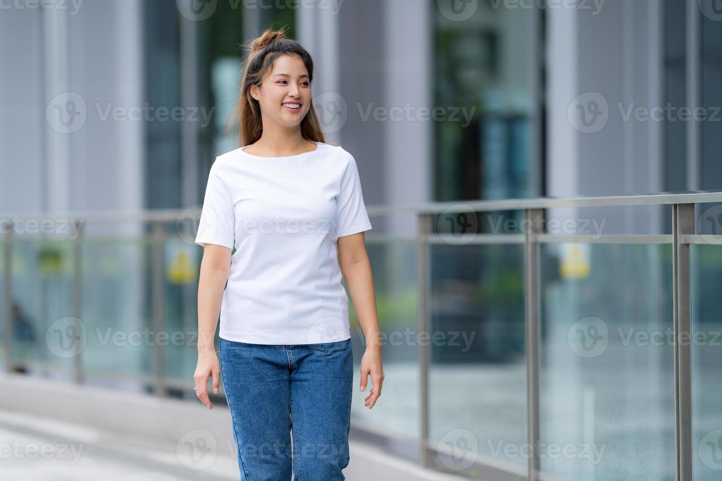 vrouw in wit t-shirt en spijkerbroek foto