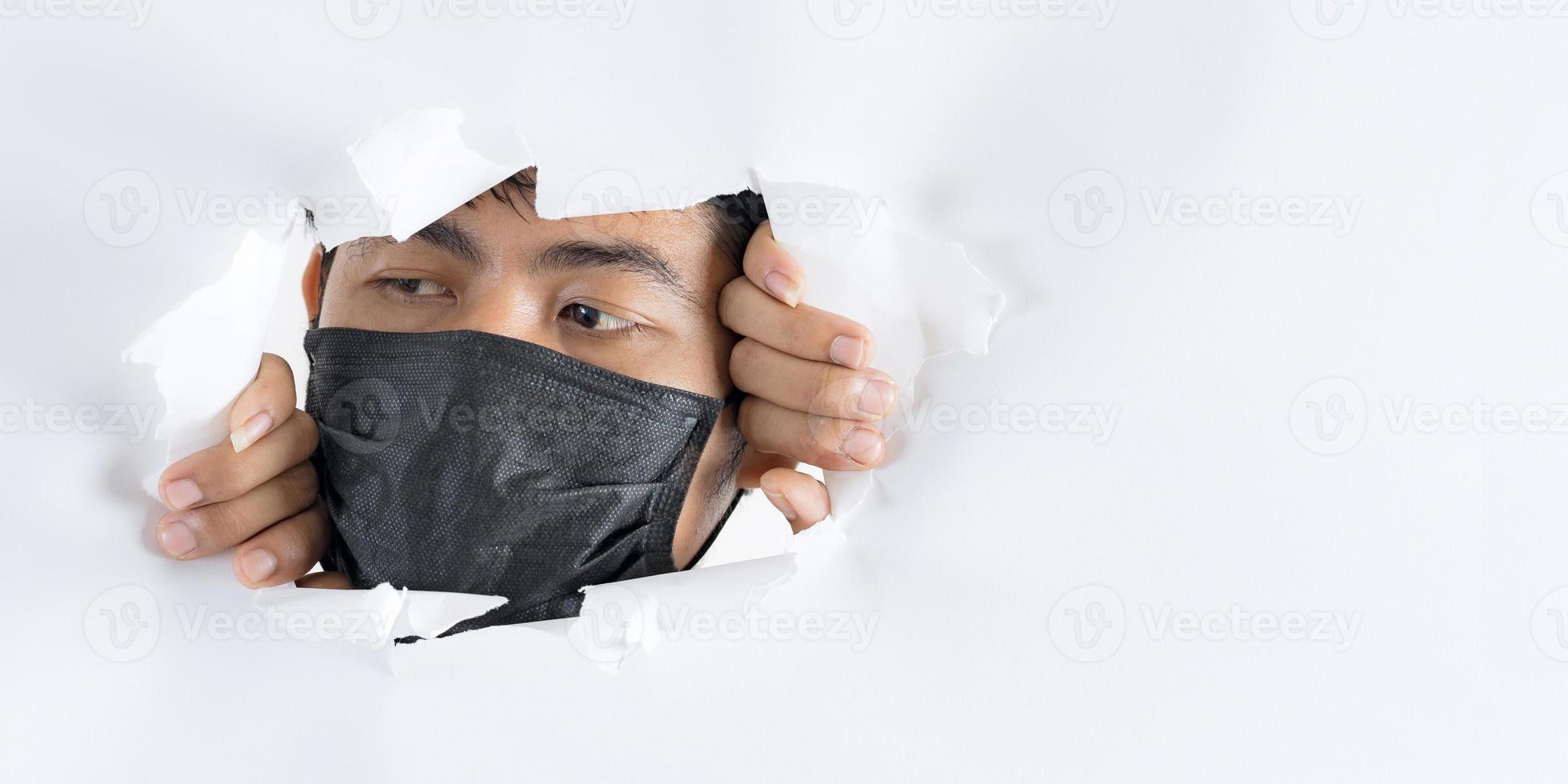 close-up portret van man met bescherming gezichtsmasker tegen coronavirus foto