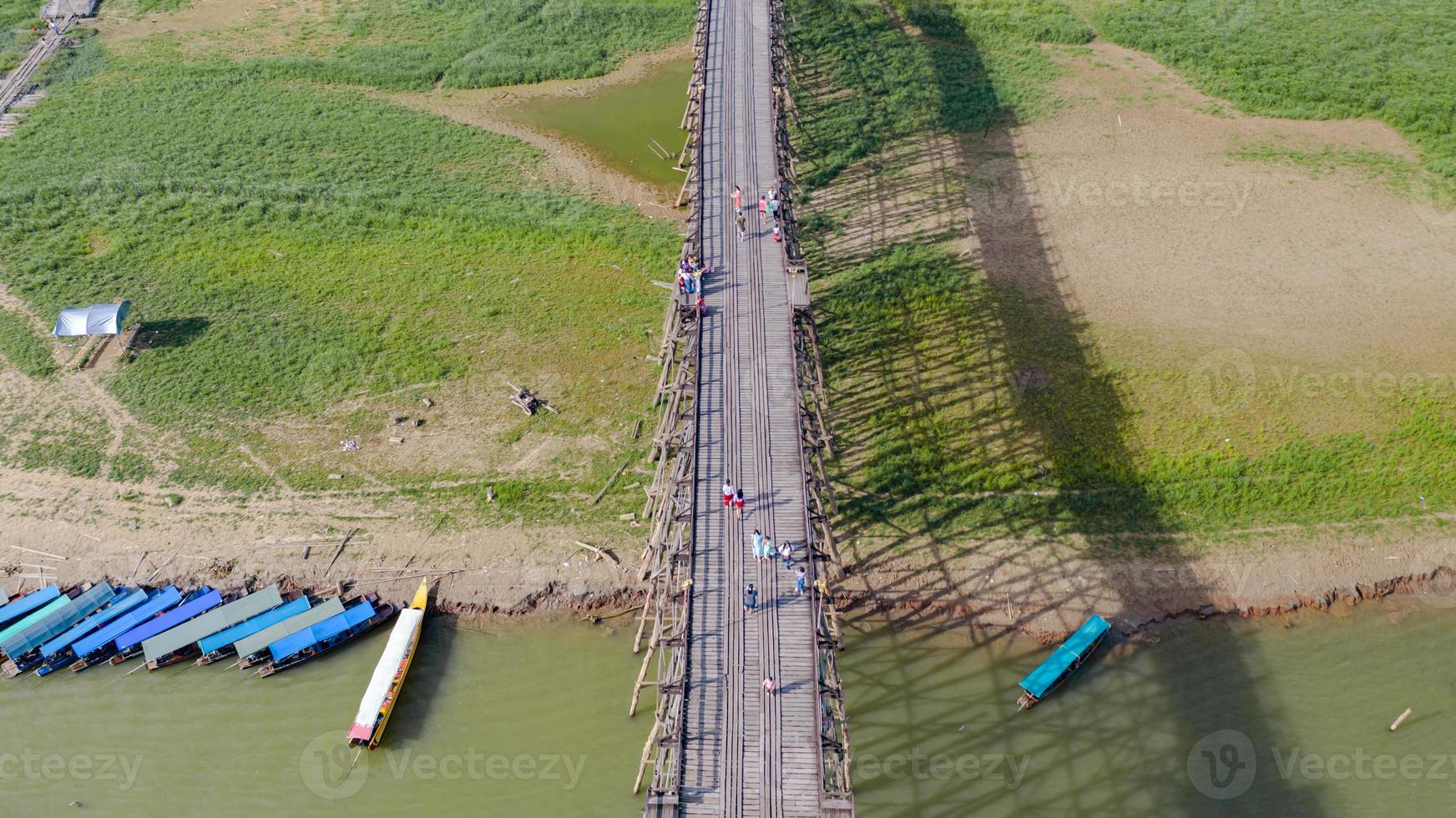 luchtfoto bovenaanzicht van houten brug met rondvaartboot in thailand foto