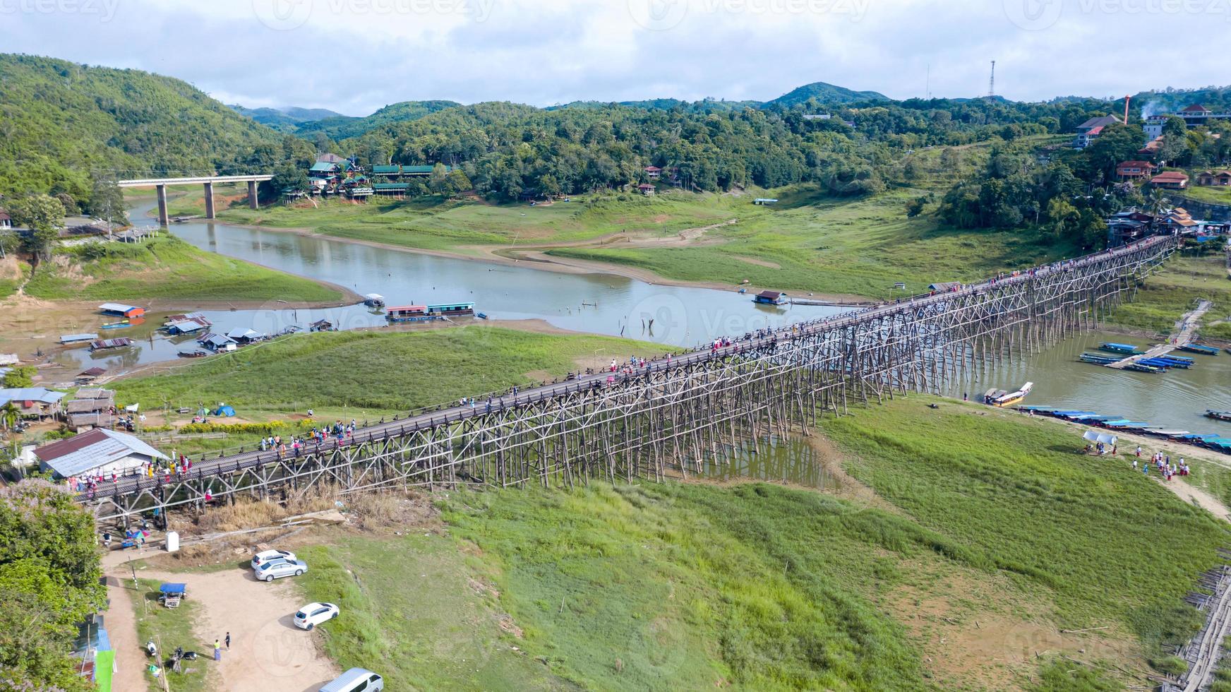 luchtfoto bovenaanzicht van houten brug met rondvaartboot in thailand foto