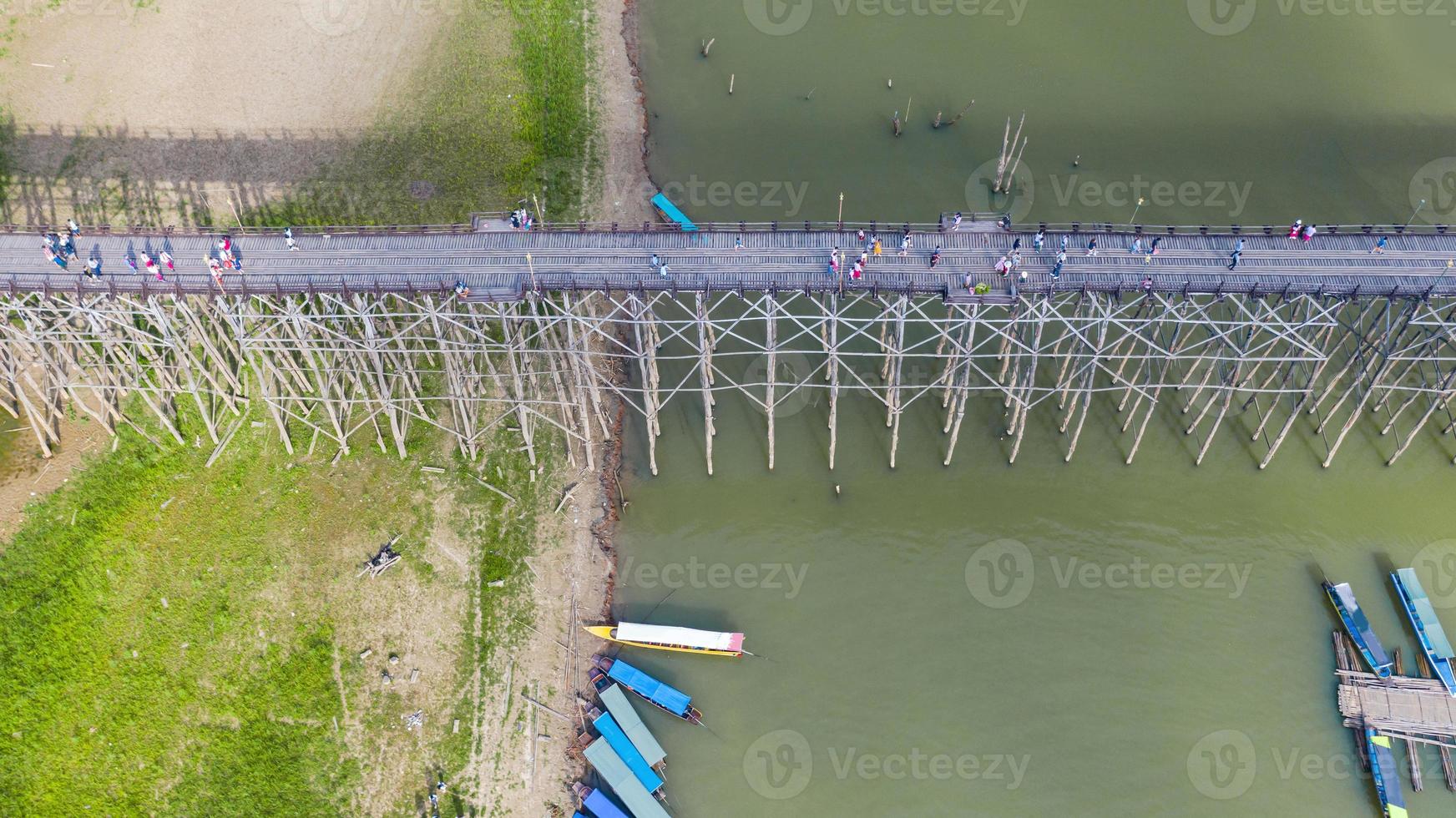 luchtfoto bovenaanzicht van houten brug met rondvaartboot in thailand foto