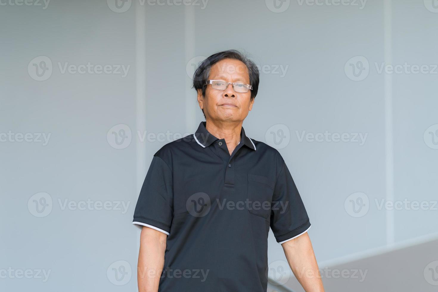 portret van Aziatische senior man met bril foto