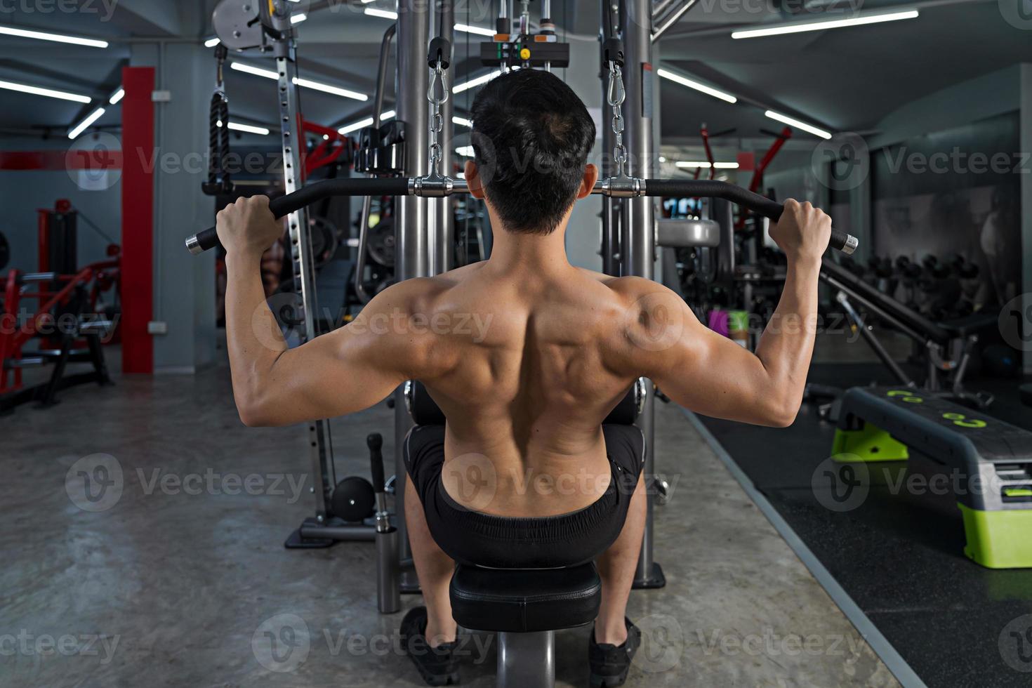 sportieve man training doen oefening in fitness gym foto