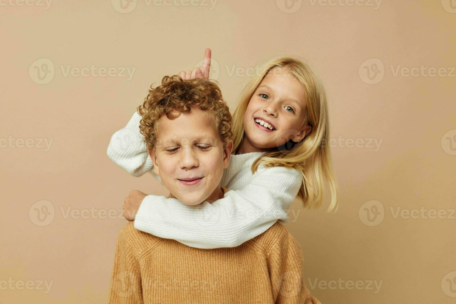 portret van schattig kinderen in truien samen pret geïsoleerd achtergrond foto