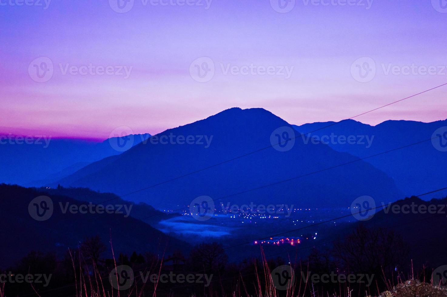 roze en paarse zonsondergang op bergen foto