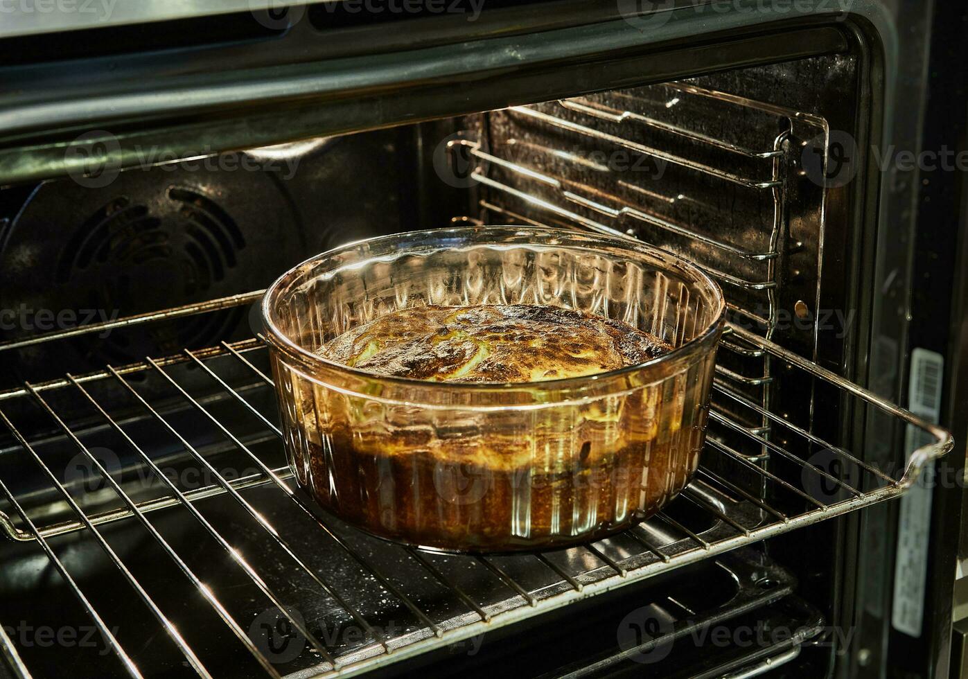 bloemkool soufflé in een transparant kom in de oven na bakken foto