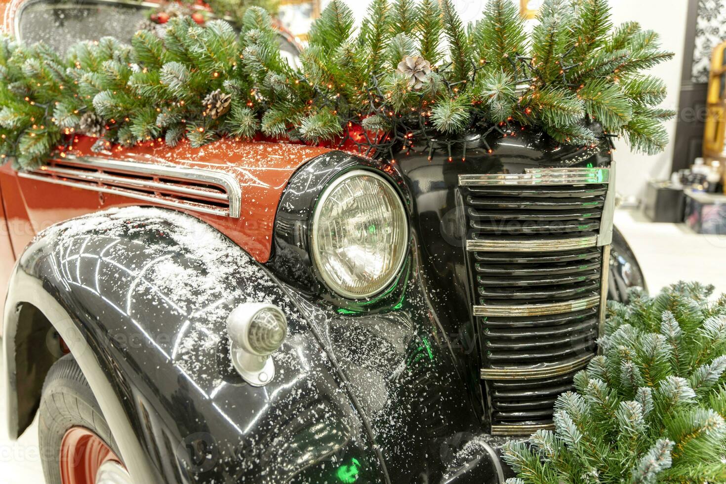 wijnoogst auto is versierd met Spar takken en Kerstmis decoraties foto