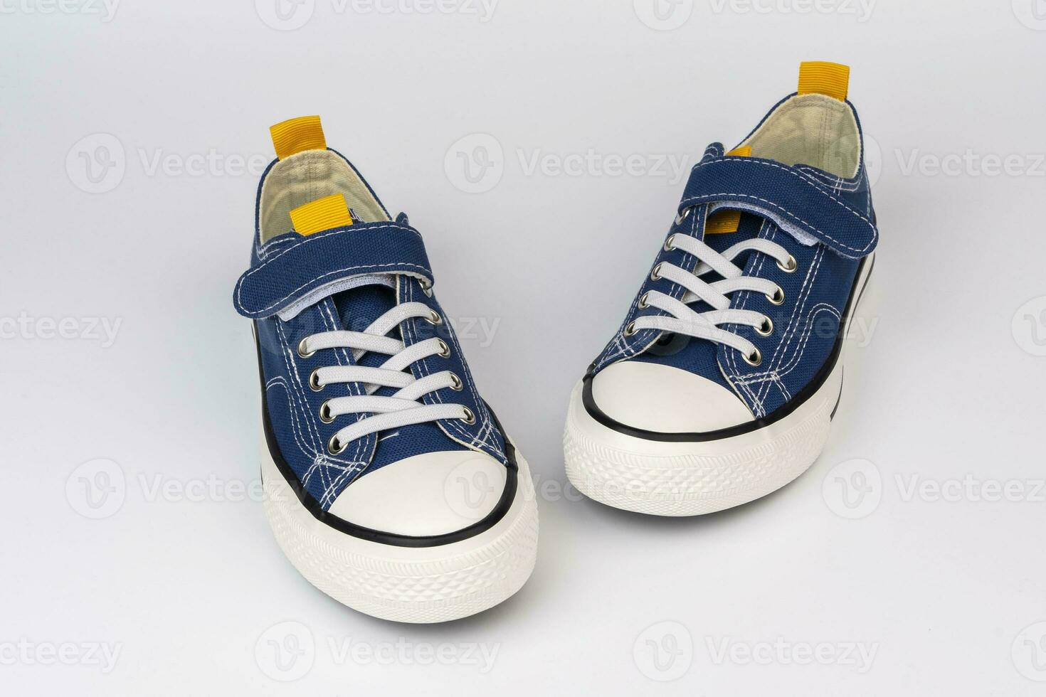 een paar- van blauw sportschoenen Aan een wit achtergrond. modieus jeugd schoenen foto