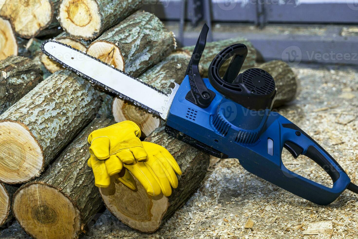 elektrisch keten zag en beschermend leer werk handschoenen foto