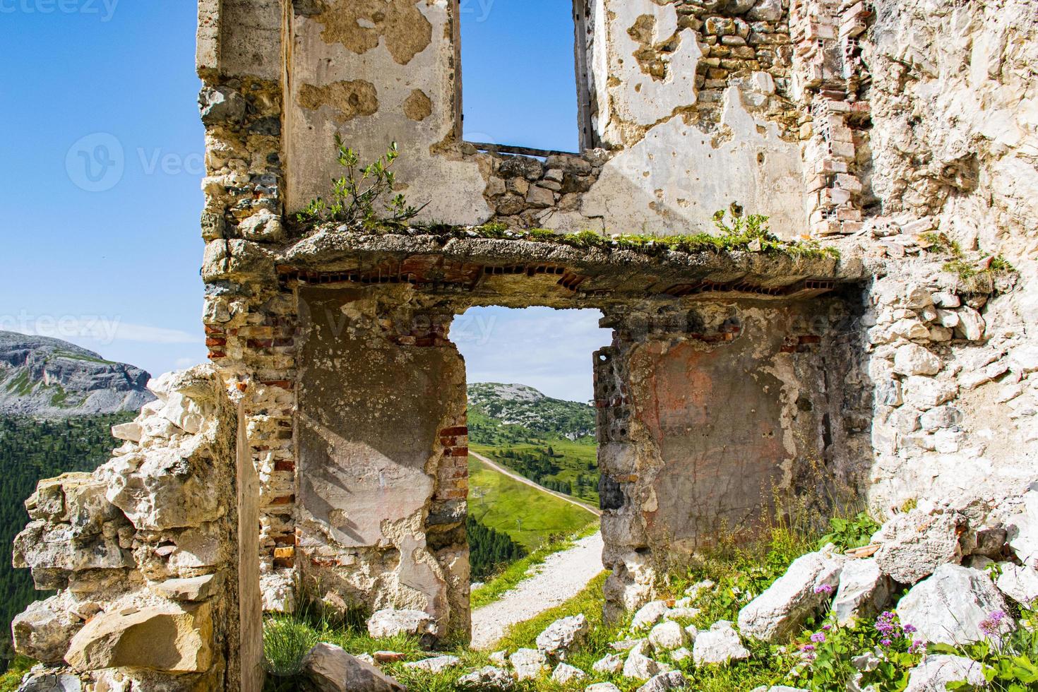ruïnes bij passo falzarego foto