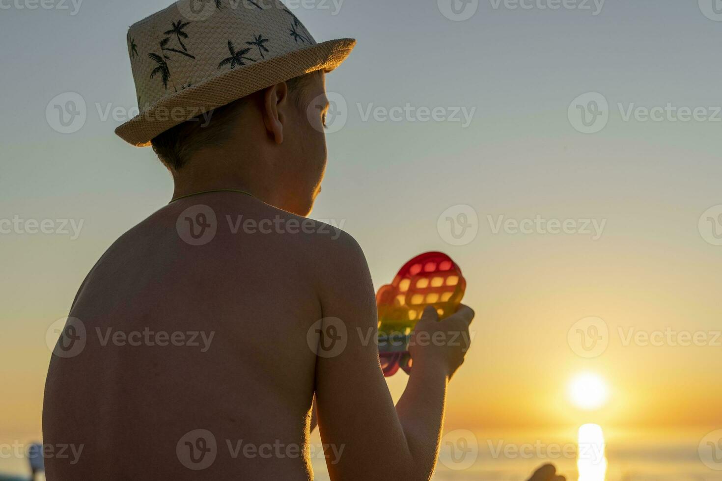 kind spelen met een regenboog knal het, persen bubbels. anti stress speelgoed- foto