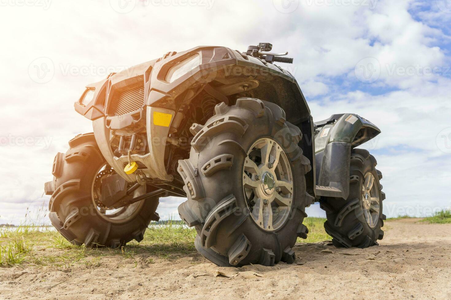 atv Aan de zanderig kust van de meer. voorkant kant visie. foto