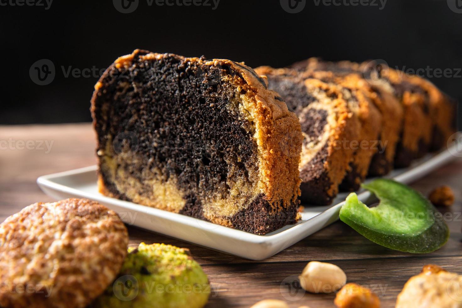 zoete swiss roll roulette met karamel, room en scherven van melkchocolade eroverheen foto