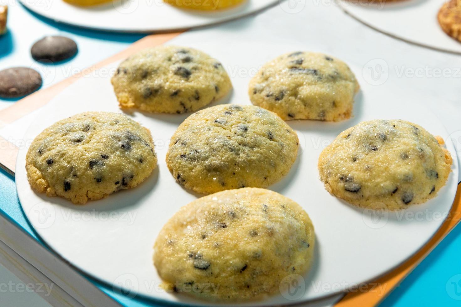 lekkere gele koekjes op de blauwe achtergrond, close-up foto