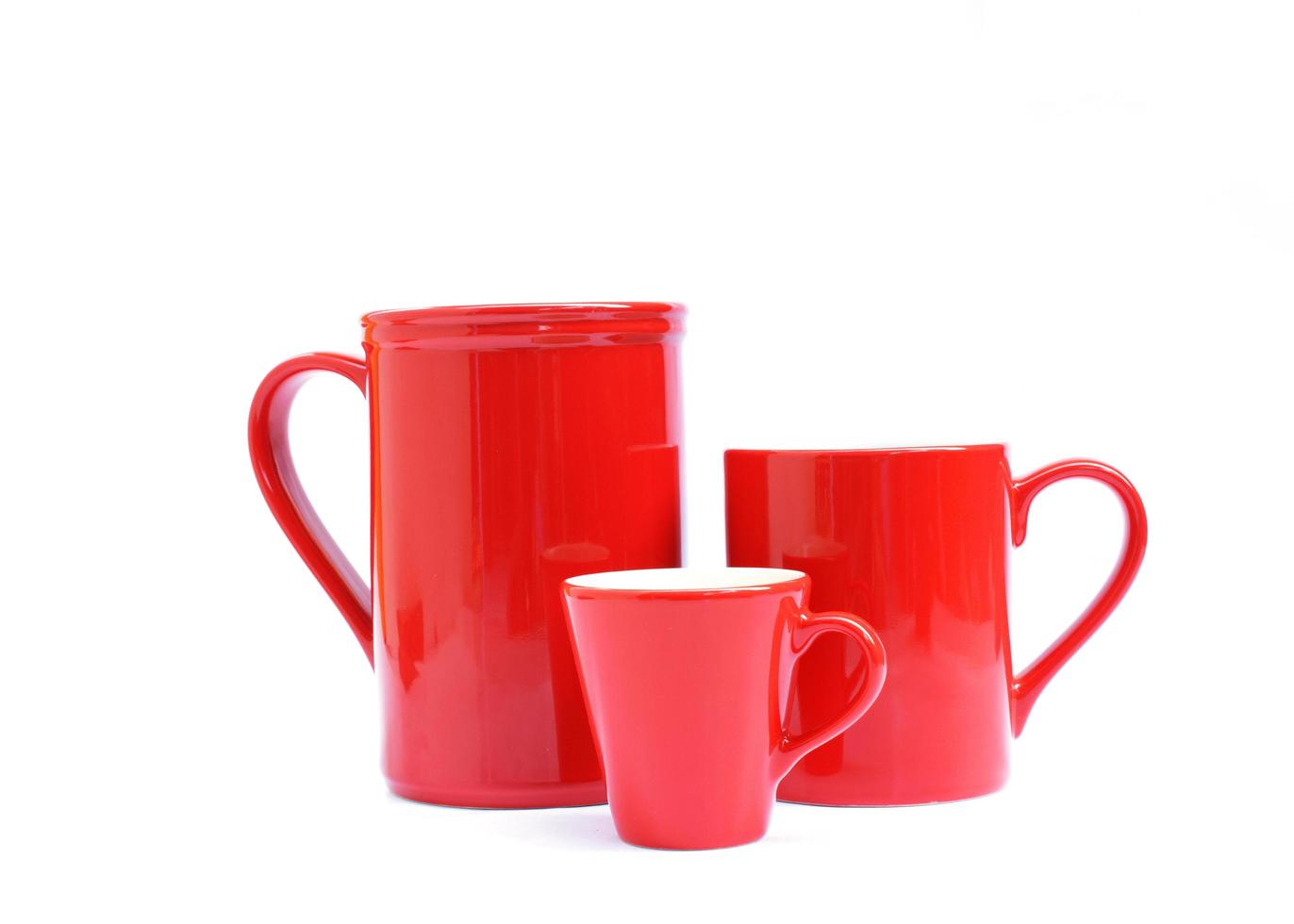 drie rode kopjes geïsoleerd op een witte achtergrond foto