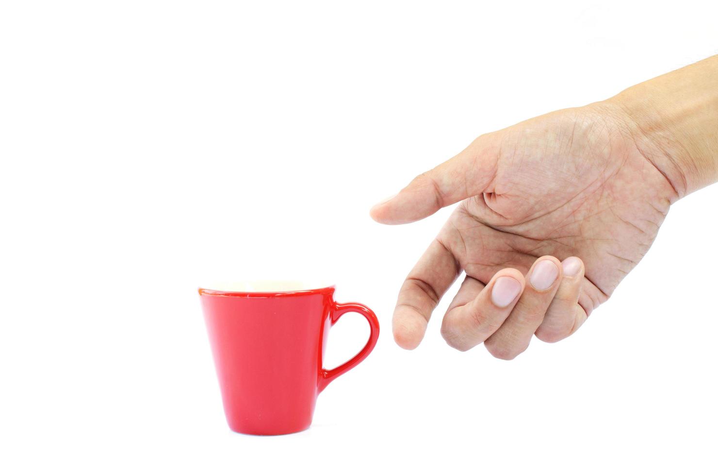 man hand en koffie rode kop op witte achtergrond foto
