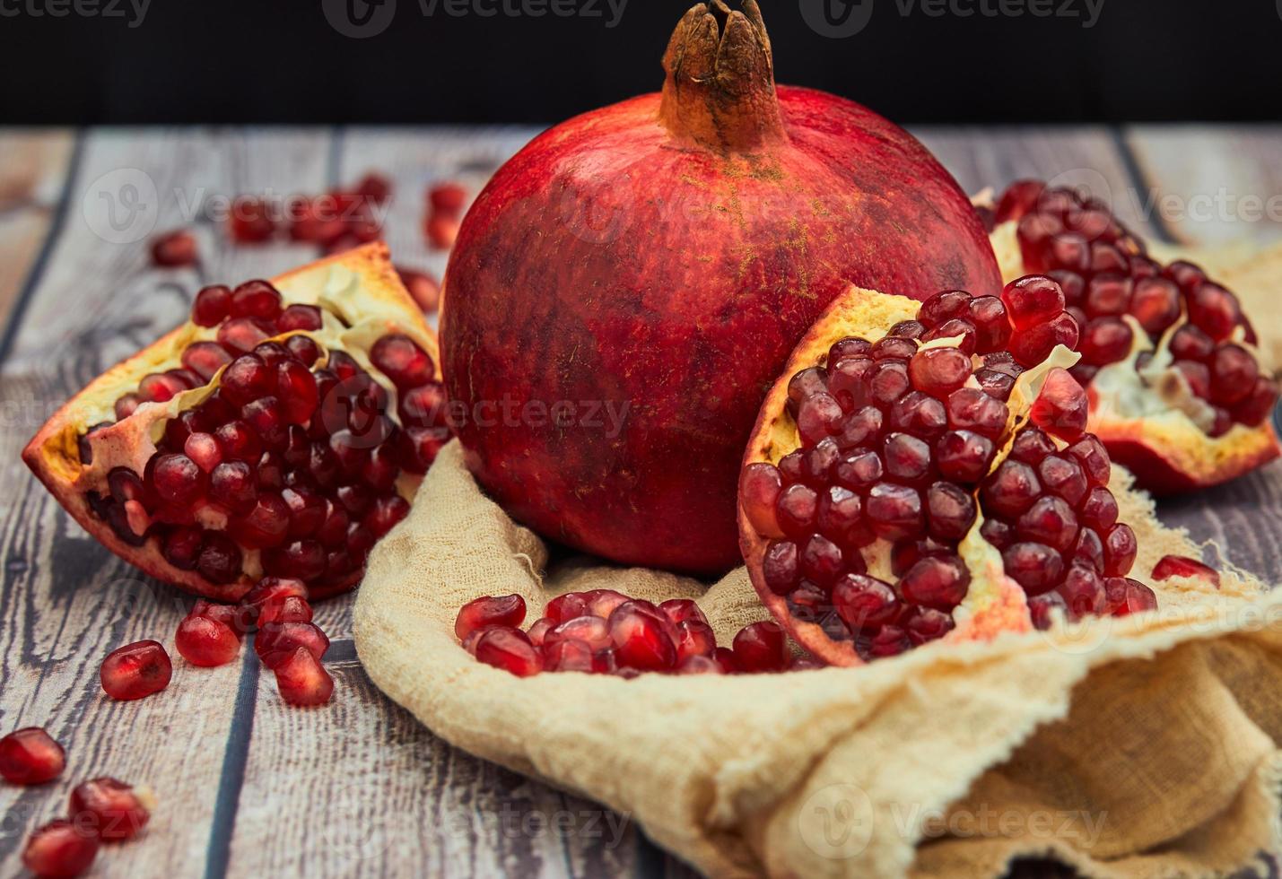 rijp granaatappelfruit op oud bruin houten foto