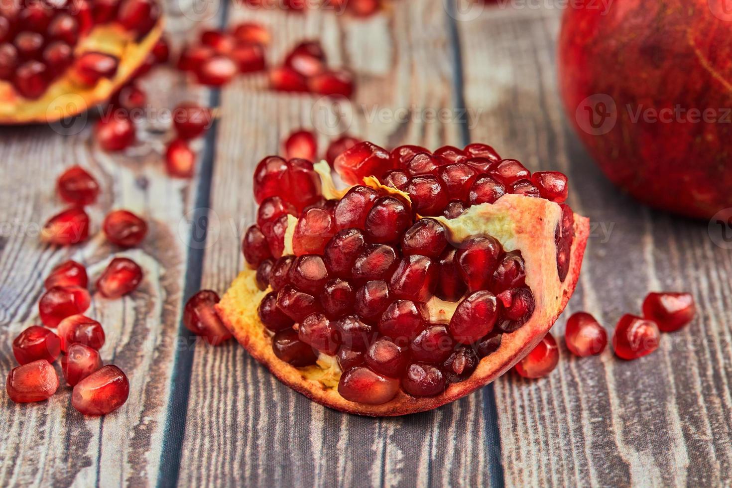 rijp granaatappelfruit op oud bruin houten foto