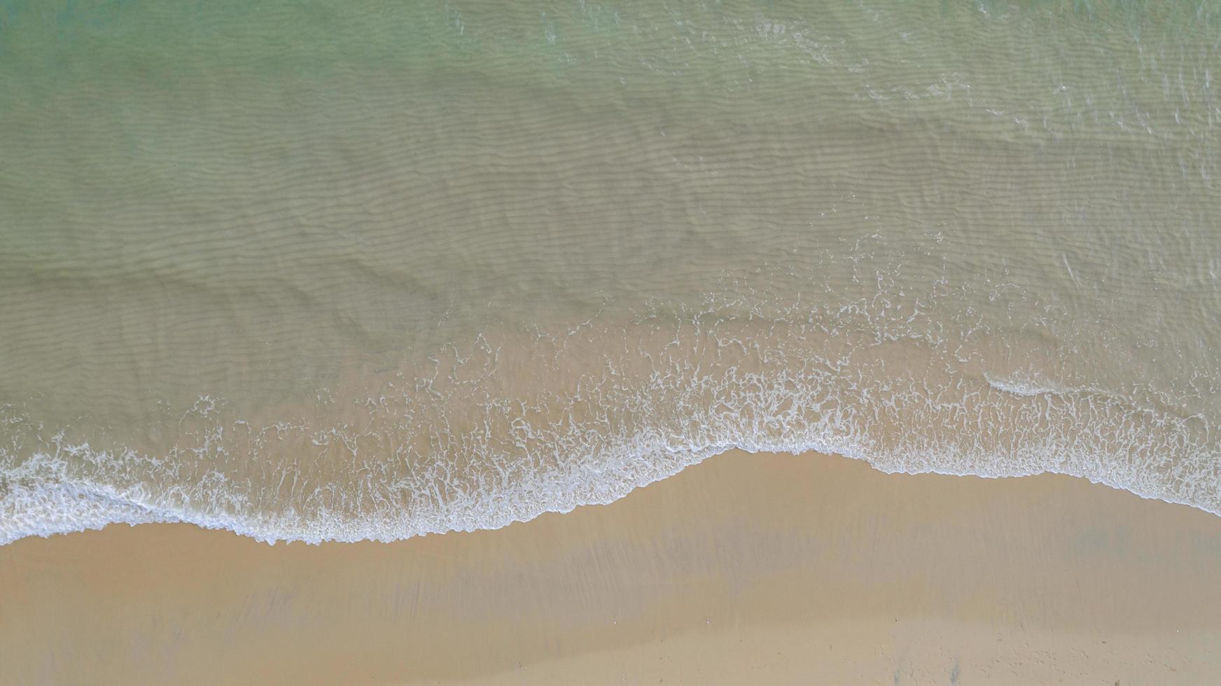 verbazend de aardwater van Thailand als achtergrond en prachtig helder strand op oceaan bij zonnige dag foto