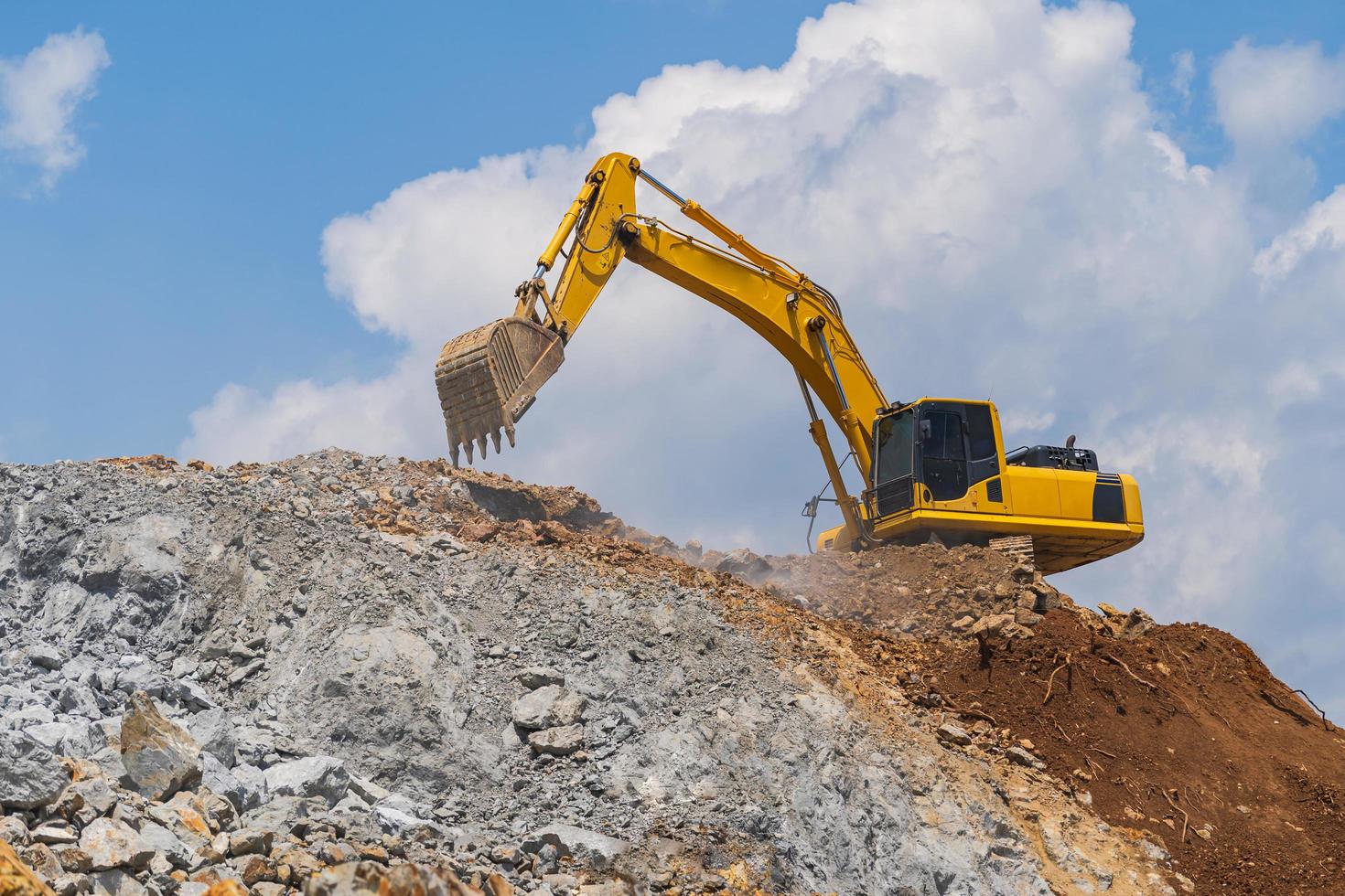 graafmachine buitenshuis werken onder blauwe hemel foto