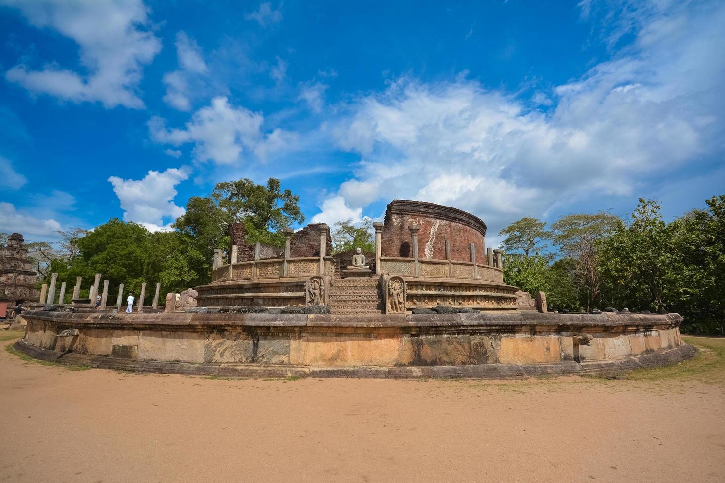 oude watadagaya-ruïnes in polonnaruwa, sri lanka. foto