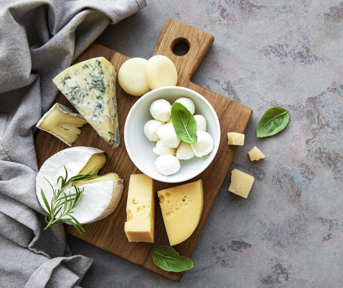 verschillende soorten kaas en snacks foto