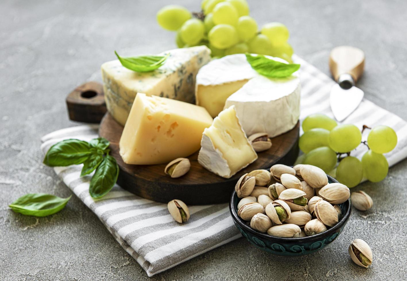 verschillende soorten kaas en snacks foto