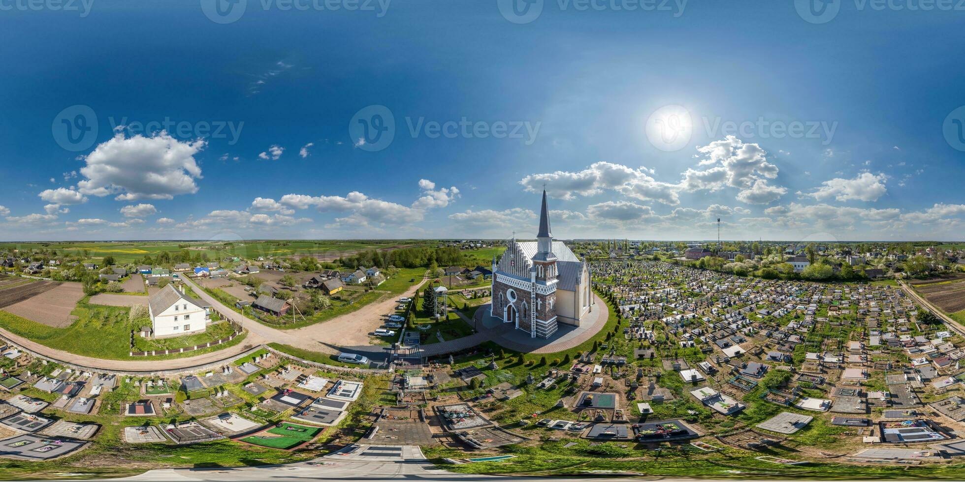 vol hdri 360 panorama antenne visie van neo gotisch Katholiek kerk in platteland in begraafplaats in equirectangular projectie met zenit en nadir. vr ar inhoud foto